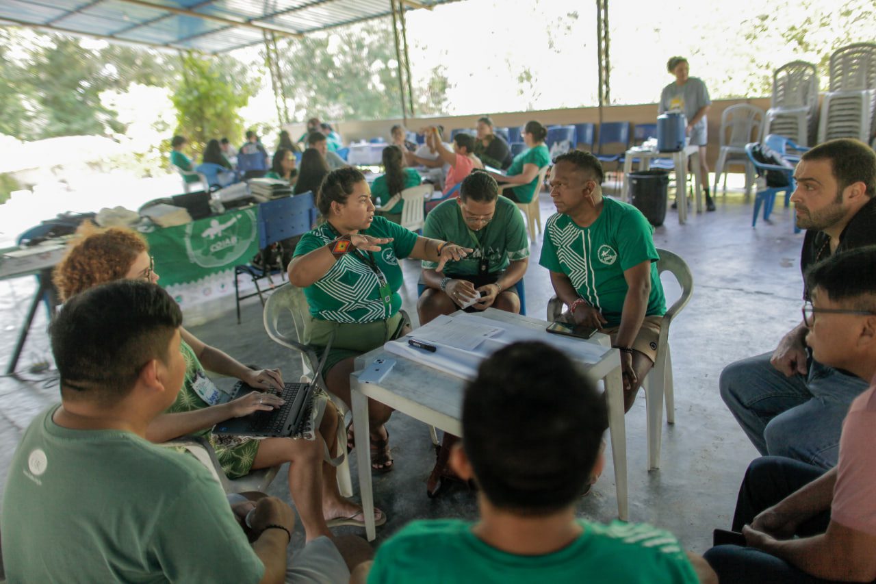 Rodas de discussão em grupo, LLuene Karipuna da coordenação da Apoianp ao centro • ao centro • Foto: Caio Mota